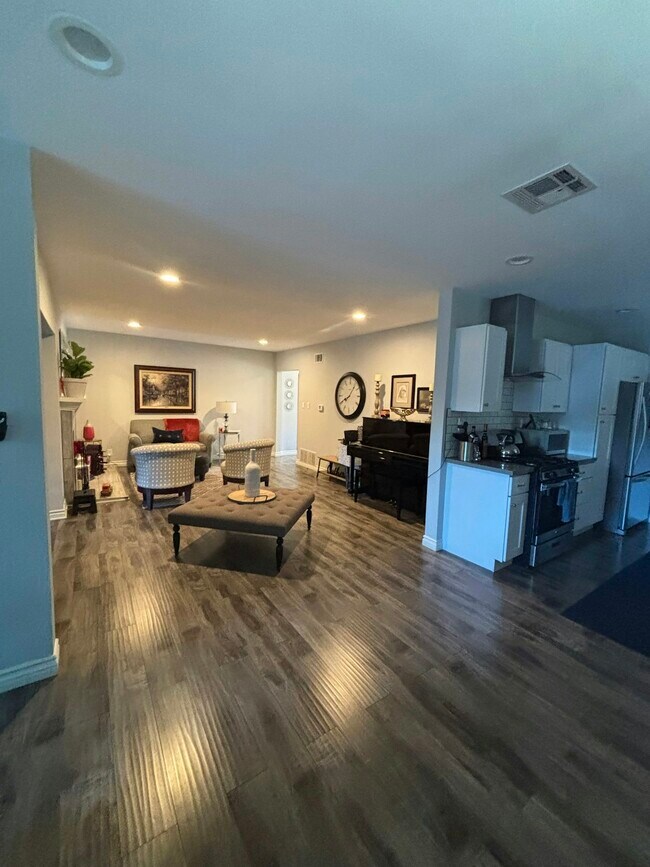 Photo - 16047 Tupper St