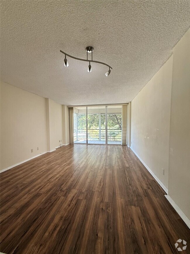 Building Photo - 104 Royal Park Dr Unit 3e Rental