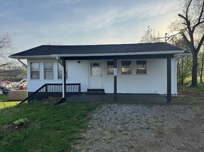 Building Photo - 3 Bedroom 2 Bathroom Home Located in Bluff City, TN