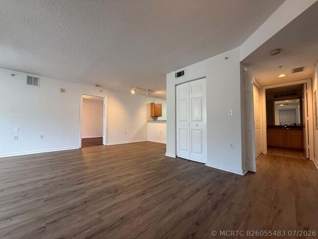 Building Photo - 231 SW Palm Dr Unit 107