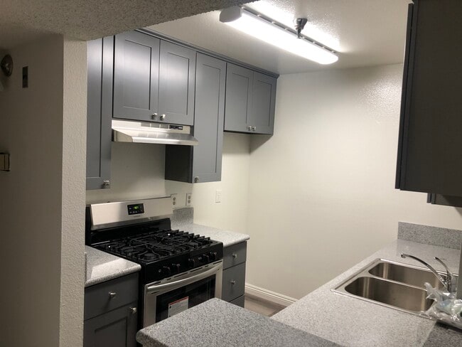 Building Photo - 1791 N Sycamore Ave Unit 106