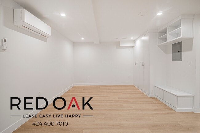 Building Photo - 6738 Independence Ave Unit A4