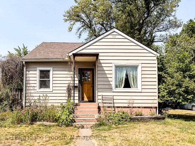 Building Photo - Darling Single Family Home on a Large Corner Lot