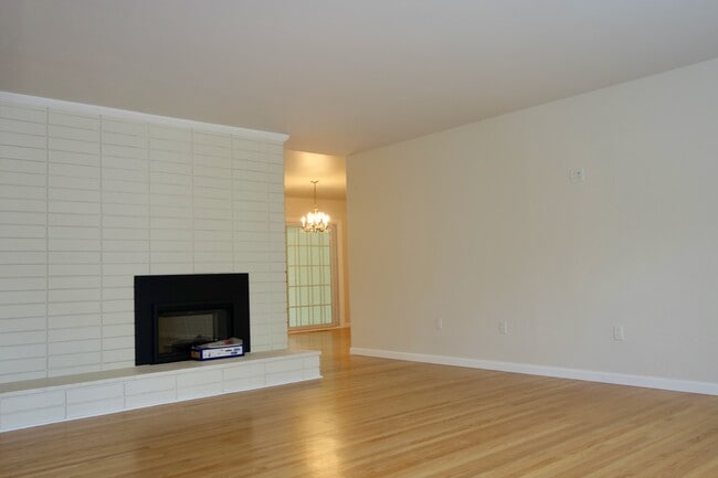 Photo - 609 Maureen Ln