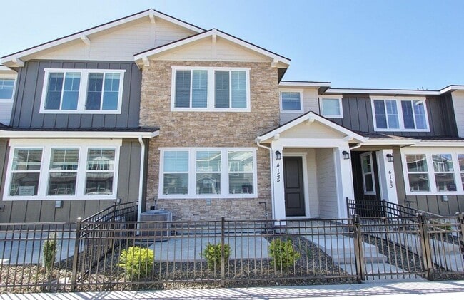 Building Photo - Immaculate Townhouse w/2-Car Garage