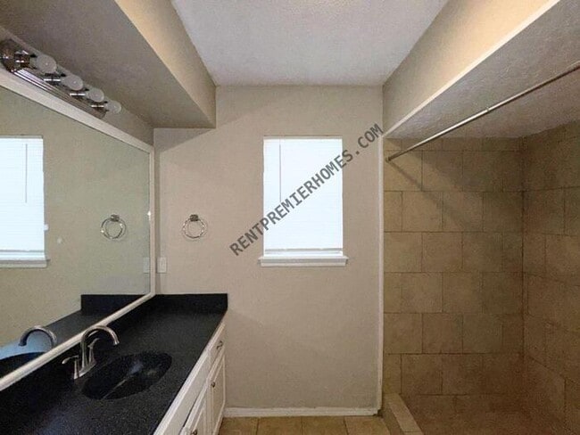 Photo - 2401 NW 115th St