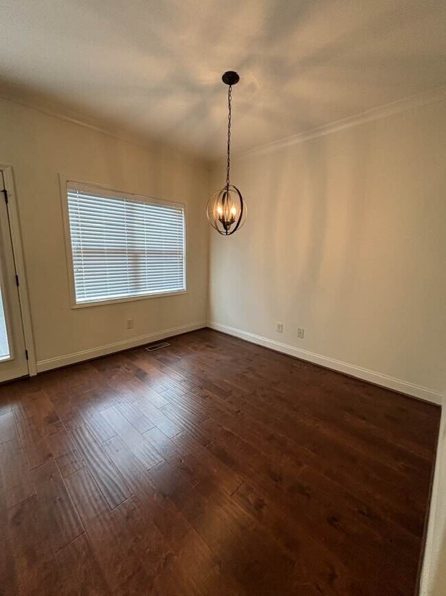 Photo - 954 Lennox Blvd