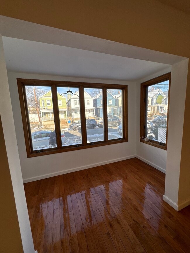 Photo - 98 W 27th St