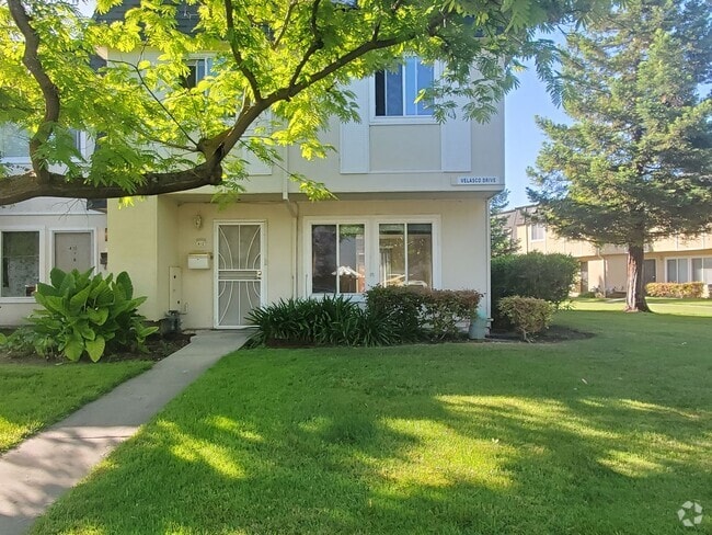 Building Photo - Spacious 2-Story Townhome, A/C, Remodeled ...
