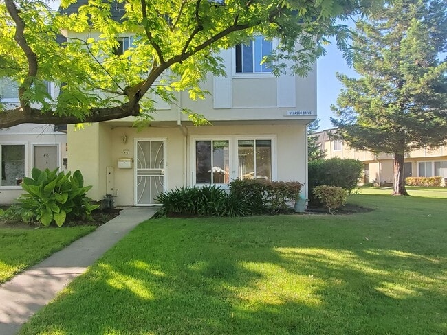 Spacious 2-Story Townhome, A/C, Remodeled ... - Spacious 2-Story Townhome, A/C, Remodeled ...