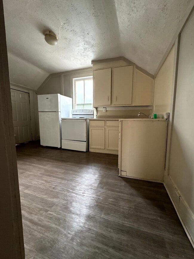 Building Photo - 420 Middlebury St Unit 2