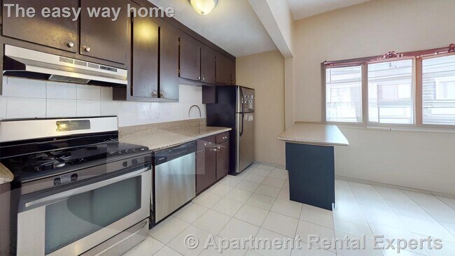 Building Photo - 240 School St