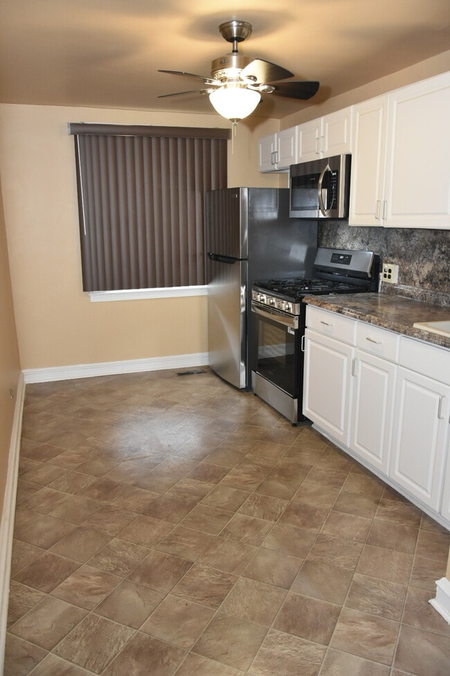 Building Photo - 3300 W Queen Ln Unit 1 Bedroom Rental
