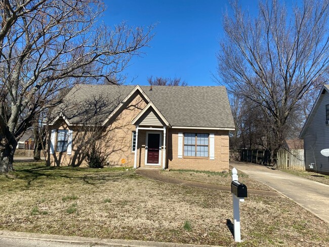 Remodeled 3bed/2bath Home with fenced yard - Remodeled 3bed/2bath Home with fenced yard