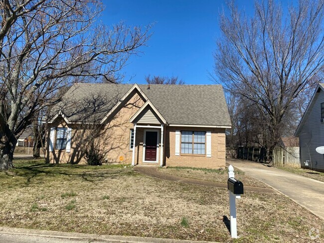 Building Photo - Remodeled 3bed/2bath Home with fenced yard