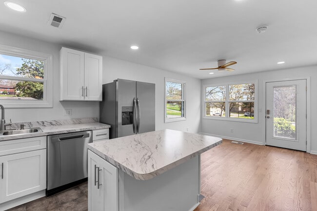 Photo - 4915 Darlington Dr