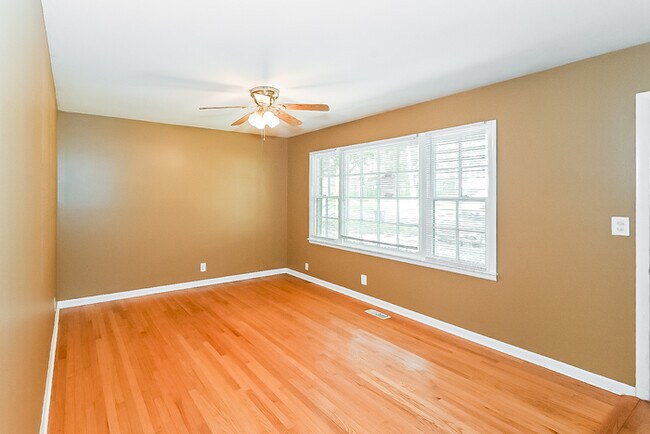 Photo - 2204 Euclid Rd NW