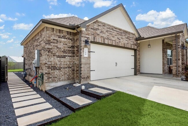 Photo - 700 Legends Ln