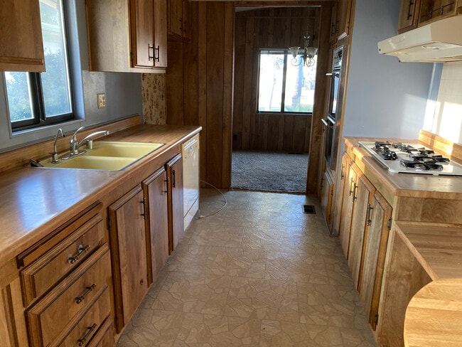 Photo - 1354 Jasmine Way