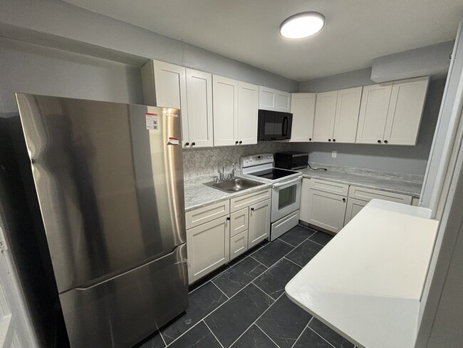 Building Photo - 3 bedroom 2 bathrooms