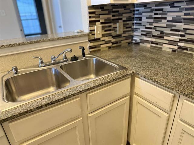 Photo - 405 Amber Ln