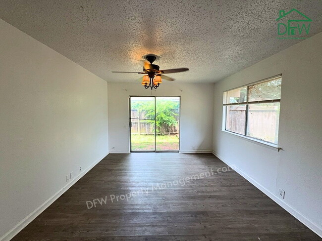 Photo - 3 Bed / 2 Bath Townhome - Fenced Yard, Community Pool
