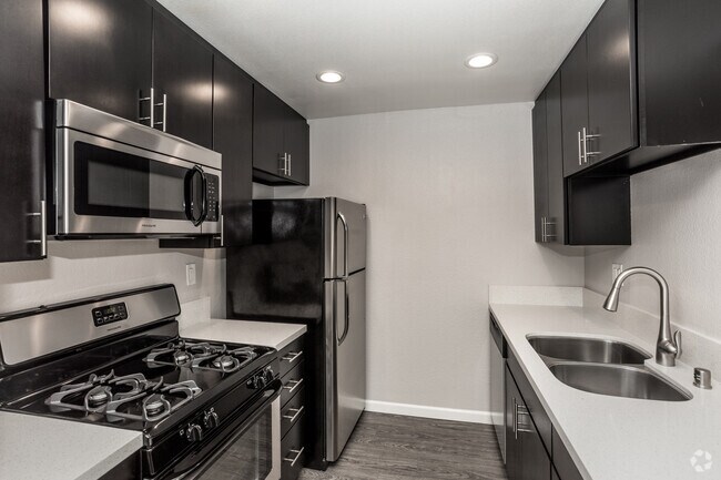 1BR, 1BA, Den - 934 SF