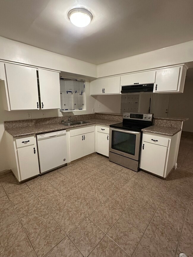 Building Photo - 1316 Flower St Unit B