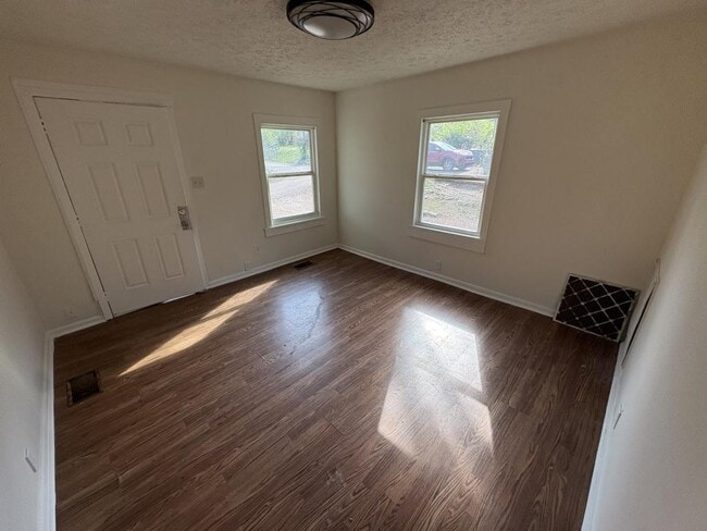 Photo - 717 Sanders Ln