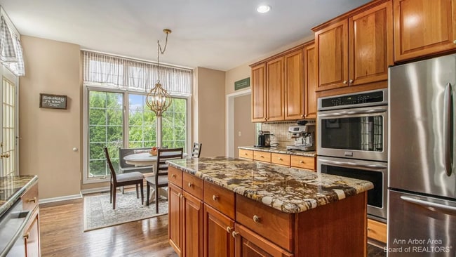 Photo - 50145 Tottenham Ct