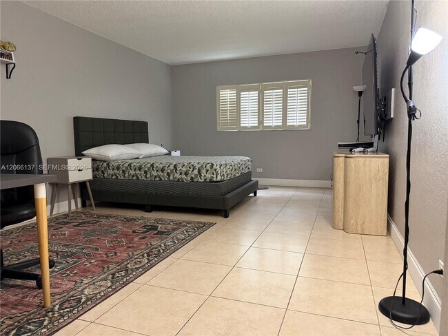 Photo - 800 NE 195th St Unidad 211