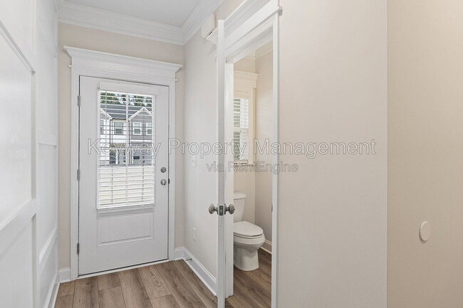 Photo - 1047 Linsmore Ave