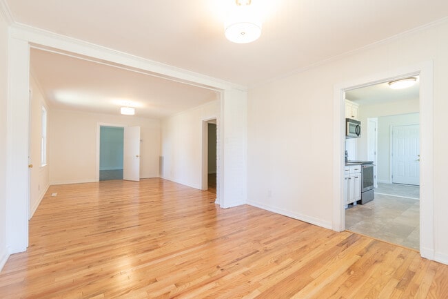 Sala de estar y comedor, entrada a la cocina. - 26 Davis Ave