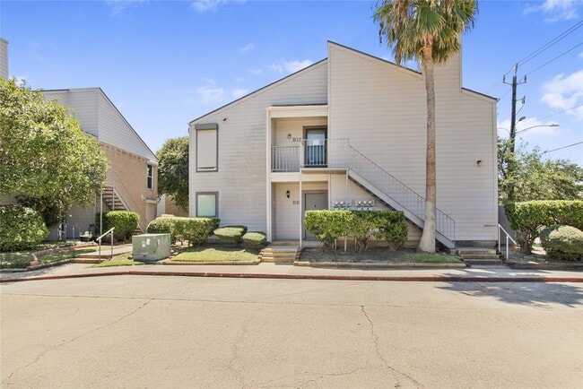 Building Photo - 3220 69th St Unit B6