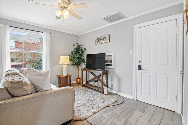 Building Photo - 1412 Michigan St Rental