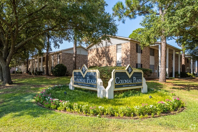 Photo - Colonial Plaza Apartments
