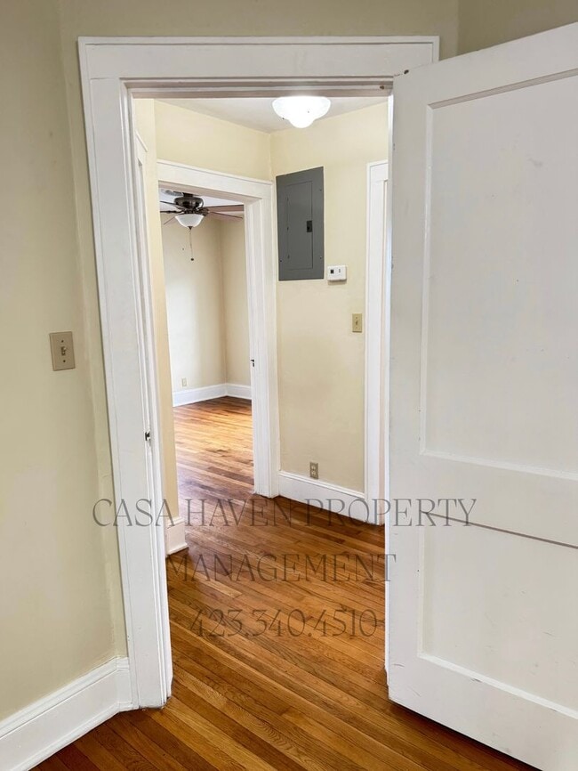 Photo - Charming 2 Bed 1 Bath in the Tree Streets! Unit 2