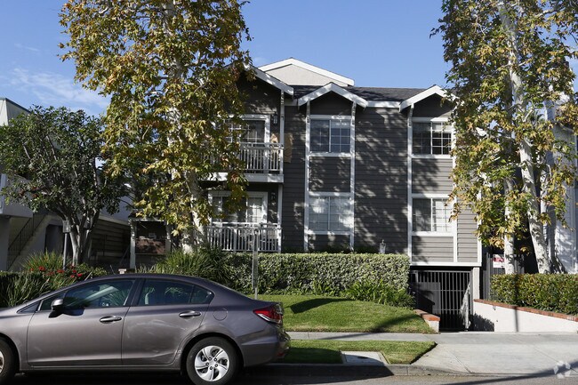 Photo - 3619 Clarington Ave