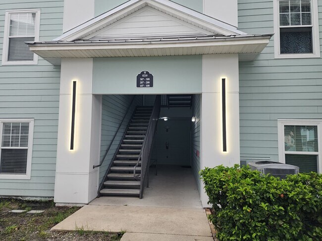 8218 Green Parrot Rd Unit 207