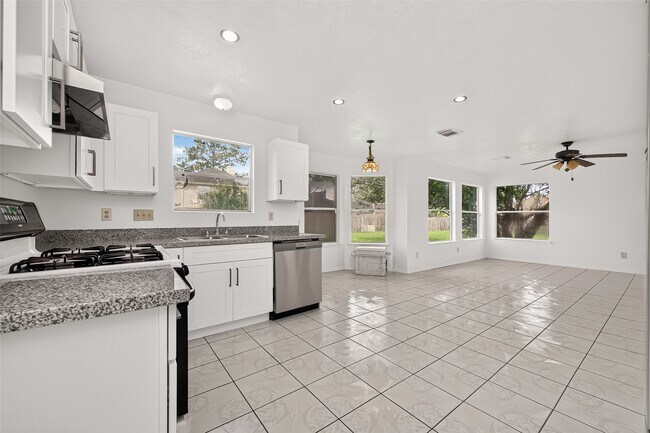 Building Photo - 8202 Worthington Dr