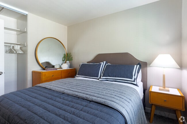 2BR, 1BA - 835SF - Bedroom
