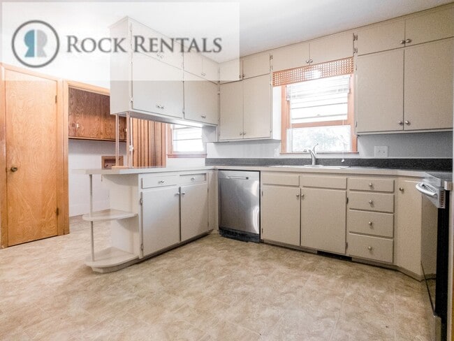 Photo - 4 Bed 2 Bath in Arlington