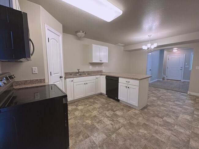 Photo - 465 N 2650 W