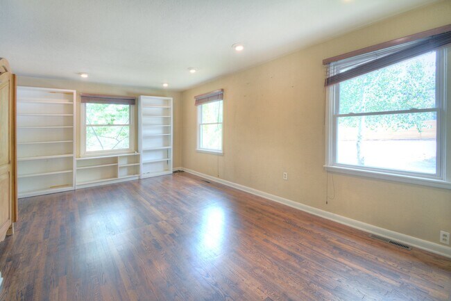Photo - 110 W Old Broadmoor Rd