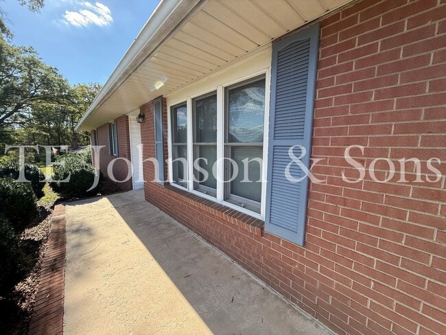 Photo - Three bedroom House with Large Lot in Country Setting