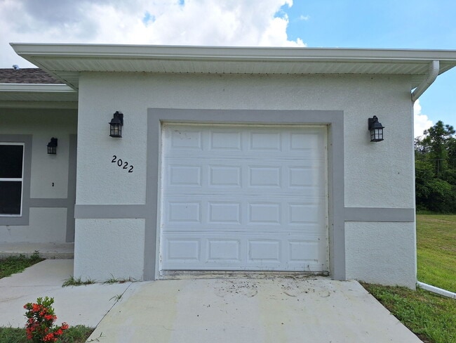 Building Photo - Available with ZERO DEPOSIT MOVE-IN!