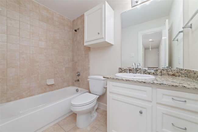 Photo - 826 E 40th St