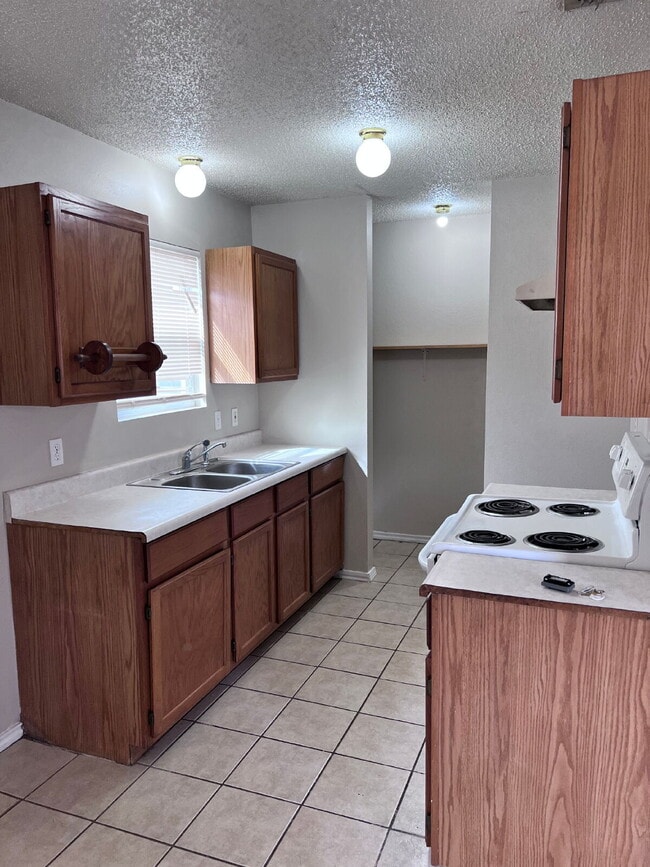 Photo - 2 Bedroom with Large Fenced Yard! Unit 2