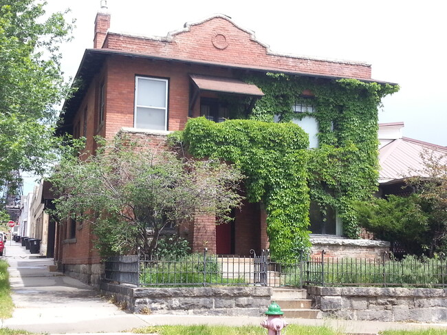 Front Entrance of Building - 739 W Broadway St Apartments Unit First Floor