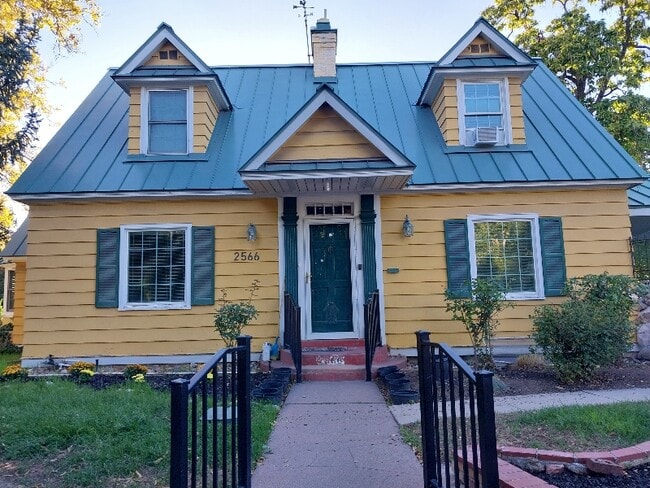 Photo - 2566 Dearborn St